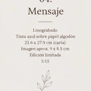 Puede incluir: Un linograbado titulado 04. Mensaje, con tinta azul sobre papel algod&oacute;n. El papel mide 21,6 x 27,9 cm y la imagen 9 x 8,5 cm. Es una edici&oacute;n limitada numerada 1/15, decorada con un dibujo lineal de una hoja en la parte inferior central.