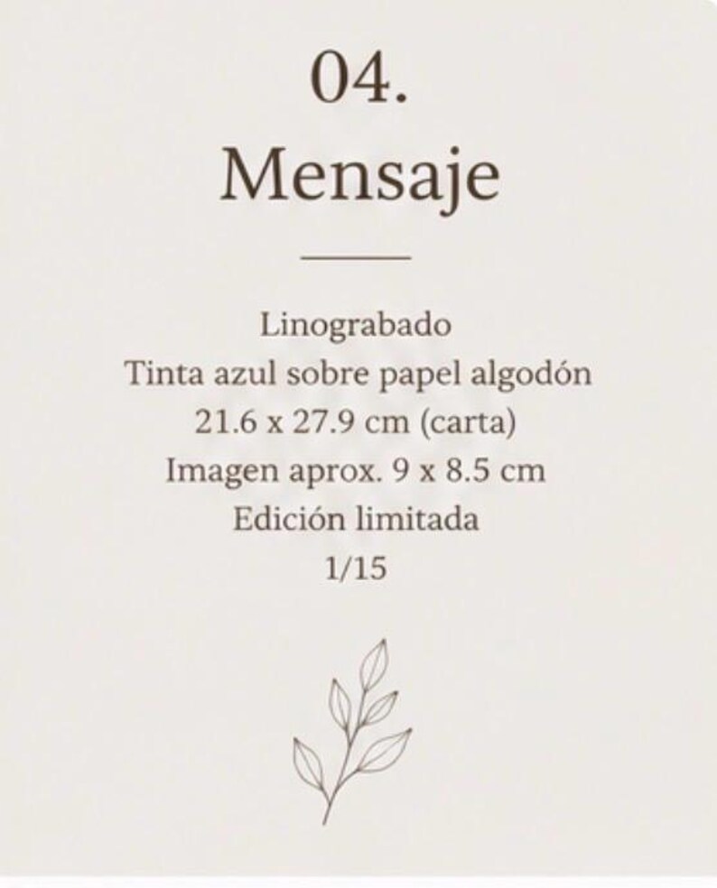Puede incluir: Un linograbado titulado 04. Mensaje, con tinta azul sobre papel algod&oacute;n. El papel mide 21,6 x 27,9 cm y la imagen 9 x 8,5 cm. Es una edici&oacute;n limitada numerada 1/15, decorada con un dibujo lineal de una hoja en la parte inferior central.