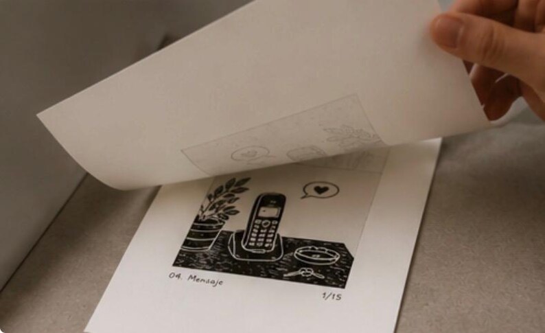 Puede incluir: Una impresi&oacute;n en lin&oacute;leo en blanco y negro sobre papel blanco que muestra un tel&eacute;fono inal&aacute;mbrico en su base, una planta en maceta, un cuenco peque&ntilde;o y un globo de texto con un coraz&oacute;n. La impresi&oacute;n dice 04. Mensaje y est&aacute; numerada 1/15.