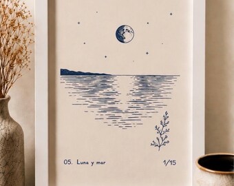 Puede incluir: Una lámina enmarcada con una ilustración de líneas azul oscuro de una luna, estrellas y un mar en calma sobre un fondo crema. El texto 05. Luna y mar y 1/15 está impreso en la parte inferior. La obra está dentro de un marco blanco.