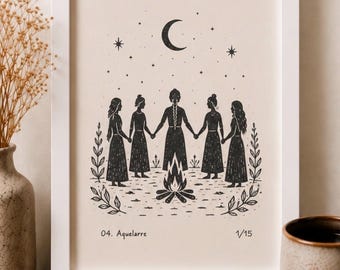 Puede incluir: Una lámina enmarcada con una ilustración en tinta negra sobre fondo crema. La imagen muestra cinco figuras tomadas de la mano en círculo alrededor de una hoguera bajo una luna creciente y estrellas. El texto 04. Aquelarre y 1/15 aparece impreso debajo.