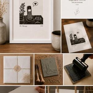 Puede incluir: Un linograbado titulado 04. Mensaje que muestra un tel&eacute;fono inal&aacute;mbrico, una planta en maceta y un cenicero con llaves sobre una mesa. La obra incluye un globo de texto con un coraz&oacute;n. Impresi&oacute;n en papel algod&oacute;n, 21,6 x 27,9 cm.