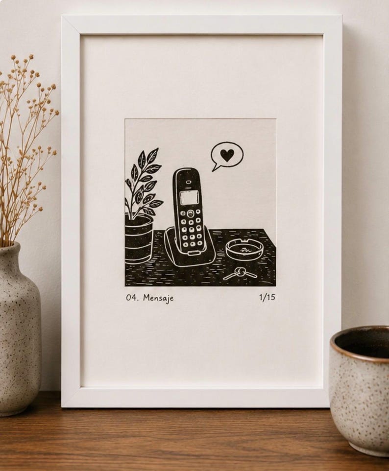 Puede incluir: Un grabado en lin&oacute;leo en blanco y negro dentro de un marco blanco que muestra un tel&eacute;fono inal&aacute;mbrico en su base, una planta en maceta, un cenicero y llaves. Un globo de texto con un coraz&oacute;n flota sobre el tel&eacute;fono. El texto 04. Mensaje y 1/15 aparece debajo.