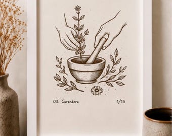 Puede incluir: Una impresión enmarcada con una ilustración de líneas de color marrón oscuro que muestra manos usando un mortero y un mazo para moler una planta. La obra incluye ramas de hojas, una pequeña flor y el texto 03. Curandera y 1/15 en la parte inferior.