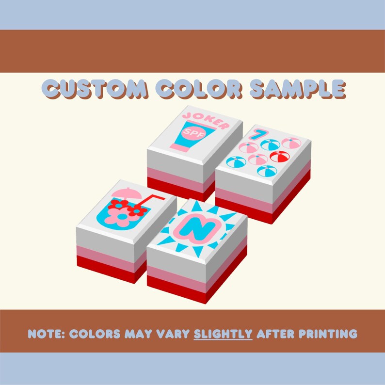 Puede incluir: Cuatro bloques rectangulares con varios dise&ntilde;os y el texto "CUSTOM COLOR SAMPLE". Los bloques tienen tapas blancas, bordes rosas y rojos, y presentan im&aacute;genes de una bebida, protector solar, pelotas de playa y la letra "N". Tambi&eacute;n est&aacute; presente el texto "NOTE: COLORS MAY VARY SLIGHTLY AFTER PRINTING".