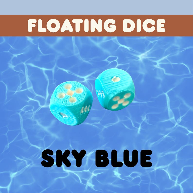 Pu&ograve; includere: Due dadi azzurri con puntini bianchi che galleggiano nell'acqua. I dadi hanno il testo "FLOATING DICE" sopra e "SKY BLUE" sotto. I dadi sono di colore azzurro chiaro.