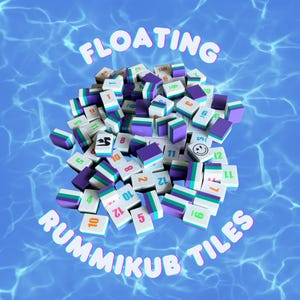Könnte beinhalten: Ein Haufen Rummikub-Steine, die auf einem blauen Wasserhintergrund schwimmen. Die Steine sind weiß mit lila, türkis und grünen Akzenten. Jeder Stein hat eine Zahl von 1 bis 12, und einige haben spezielle Symbole. Die Worte "FLOATING RUMMIKUB TILES" sind weiß geschrieben.