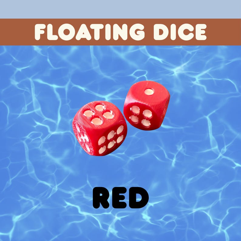 Pu&ograve; includere: Due dadi rossi con puntini bianchi che galleggiano su uno sfondo d'acqua blu. Il testo "FLOATING DICE" &egrave; in alto e la parola "RED" in basso. I dadi sono di design classico a sei facce.