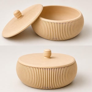 Peut inclure: Un récipient rond en bois clair avec un design extérieur à lattes et un couvercle circulaire assorti. Le couvercle comporte une petite poignée à étages. Le récipient est présenté à la fois avec le couvercle retiré et avec le couvercle posé.