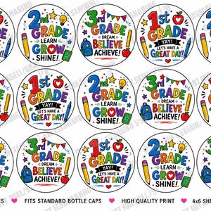 Peut inclure: Une feuille de quinze autocollants circulaires présentant des motifs scolaires pour les 1re, 2e et 3e années. Chaque autocollant comprend du texte coloré, des illustrations de crayons, pommes, sacs à dos et ampoules. La feuille mesure 10x15 cm.
