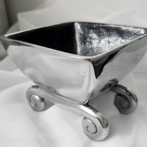Coupe sur pied en métal argenté de Carrol Boyes — Signée « C. Boyes » — Plat sculptural carré