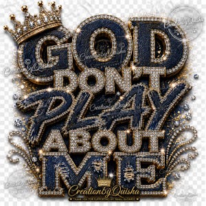 Puede incluir: Un diseño gráfico con el texto GOD DON'T PLAY ABOUT ME en letras tridimensionales con textura de mezclilla azul oscuro y bordes de diamantes de imitación brillantes. Una corona enjoyada se asienta sobre la letra G, con diamantes dispersos.