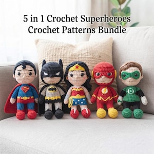 Peut inclure: Cinq poupées crochetées à la main représentant des super-héros, dont Superman, Batman, Wonder Woman, Flash et Green Lantern. Le texte 5 in 1 Crochet Superheroes Crochet Patterns Bundle est affiché au-dessus des poupées en noir.
