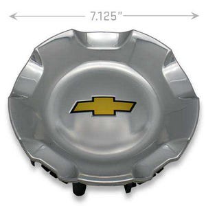 Puede incluir: Una tapa central de rueda circular con acabado cromado que presenta un emblema central de Chevrolet en forma de pajarita amarilla y negra. La tapa tiene un diseño de borde festoneado y un diámetro de 18,1 cm indicado por la línea de cota.