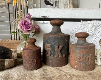 Pesas, pesas antiguas, vintage, de segunda mano, 5 kg, 2 kg, 1 kg, báscula. Juego de pesas antiguas de hierro fundido oxidadas (1 kg, 2 kg, 5 kg), decoración industrial, boj.