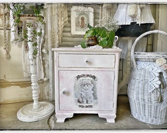 Mesita de noche vintage estilo shabby chic en rosa y blanco | Mesita de noche restaurada de madera reciclada | Cómoda romántica estilo casa de campo con motivo de gato