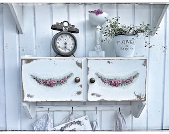 Chic Wandschränkchen mit Rosendecoupage | Vintage Küchenregal Weiß mit Haken | Landhaus Badschrank Holz handgemacht 