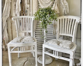 Silla shabby chic de madera maciza, patinada en blanco, con cojín reversible cosido a mano y encaje vintage | Silla única de estilo rústico reciclada