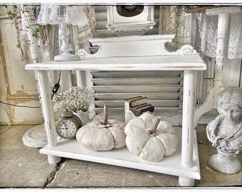 Mesita auxiliar Shabby Chic blanca, estilo vintage, con estantes y consola, estilo casa de campo, con tapa y corona, hecha a mano y reciclada.