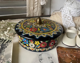 Scatola di latta vintage con motivo floreale effetto smalto – Scatola rotonda nera con fiori colorati e dettagli dorati – Scatola portagioie/scatola per dolci in stile metà secolo