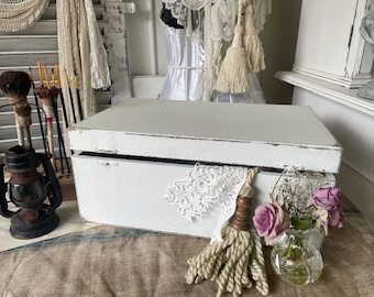 Caja, desgastada, caja de madera. Utilice términos como: estilo shabby chic, caja vintage, baúl de madera blanco, decoración de casa de campo, almacenamiento de madera, decoración de bodas.