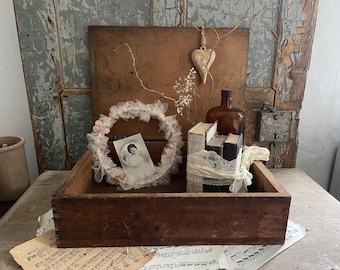 Antike Holzbox mit Deckel - Rustikale Aufbewahrungskiste, Shabby Chic Schatulle, Vintage Organizer, Fundstück mit Patina & Flecken - Unikat