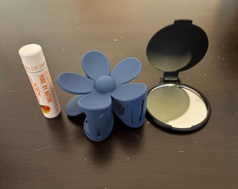 Pinza para el cabello con forma de flor, mini espejo y set de bálsamo labial / Regalo ideal para llevar a diario.