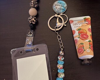 Sleutelhanger met badge | Inclusief verrassingssleutelhanger en lotion | Leuke cadeauset