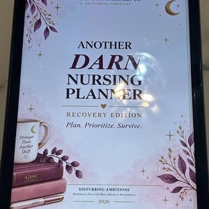 Op de afbeelding: Een digitale tablet met de cover van een verpleegkundige planner getiteld Another Darn Nursing Planner Recovery Edition. Het ontwerp bevat paarse bloemaccenten, een halve maan, een koffiemok, gestapelde boeken en een pen, met de tekst Plan. Prioritize. Survive. en 2026.