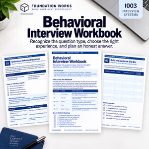 Pode incluir: Um caderno de exercícios de entrevista comportamental da Foundation Works com três páginas brancas com texto e tabelas em azul. A capa inclui o título, um roteiro de sete seções e instruções. Um caderno azul e uma caneta estão visíveis.
