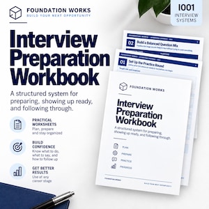 Può includere: Un quaderno di preparazione ai colloqui Foundation Works bianco con testo e icone blu scuro. Il quaderno include sezioni per pianificare, preparare, esercitarsi e monitorare i progressi, con pagine aggiuntive per i sistemi di colloquio.