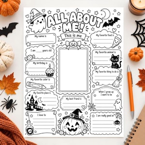 Può includere: Una scheda di attività All About Me a tema Halloween in bianco e nero, con una cornice centrale per foto, un fantasma, una zucca, un gatto e vari spazi da compilare per informazioni personali come nome, età, compleanno e passioni.