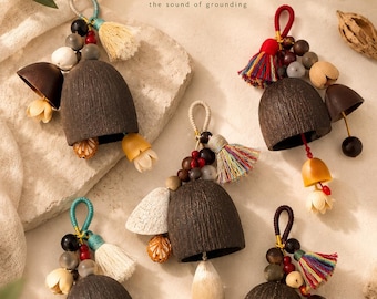 Miniaturowy dzwonek wietrzny z naturalnym nasionkiem, ręcznie robiony botaniczny wisiorek do samochodu, zawieszka do torebki w stylu boho, ekologiczny prezent, wisząca dekoracja inspirowana naturą