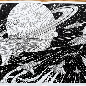 Może przedstawiać: Czarno-biała strona z kolorowanki przedstawiająca bitwę w kosmosie z napisem Star Vanguard na dużym statku kosmicznym. Ilustracja zawiera liczne statki kosmiczne, dużą planetę z pierścieniami, mniejsze księżyce oraz gwiazdy w ciemnej próżni.