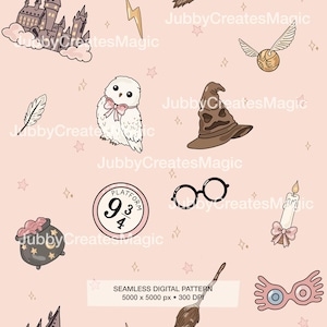 Può includere: Un motivo digitale senza cuciture su sfondo rosa chiaro con illustrazioni di un castello, un fulmine, un boccino d'oro, un gufo bianco con un fiocco rosa, un cappello marrone, una piuma, il cartello 9 3/4, occhiali tondi, una candela, un calderone e una scopa.