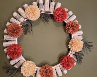 Krans van wijnkurken met herfstbloemen