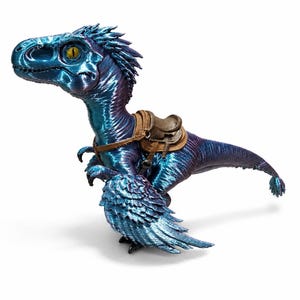 Può includere: Una piccola statuetta di dinosauro blu e viola iridescente con arti anteriori piumati e un occhio giallo. La creatura è dotata di una sella in similpelle marrone allacciata attorno al busto, caratterizzata da fibbie dettagliate e una seduta testurizzata.
