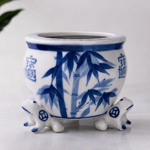 Vintage-Übertopf aus blau-weißem Porzellan | Pflanzgefäß mit Bambusmotiv, Tierfüße als Wohnaccessoire
