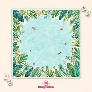 Peut inclure: Un tapis de mah-jong carré illustré d'une piscine bleu clair centrale entourée d'une bordure de feuilles tropicales vertes et de fleurs roses. Plusieurs petits personnages nagent dans la piscine. Le logo MahjParlour est en bas.