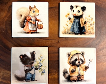 Keramische onderzetters met als thema bosdieren en wilde dieren uit de achtertuin: *Opossum *Stinkdier *Eekhoorn *Wasbeer