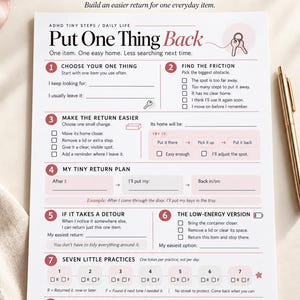 以下が含まれることがあります： Put One Thing Backと題された印刷可能なワークシート。ADHDの小さなステップと日常生活のための8つのガイドセクションが特徴です。この文書には、日常のアイテムを整理するためのチェックボックス、記入欄、テキストプロンプトが含まれており、ピンクのアクセントが付いた白い紙に印刷されています。