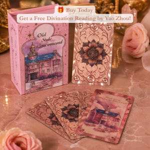Könnte beinhalten: Eine rosa Kartenschachtel mit der Aufschrift Old Style Lenormand und einer Gebäudeillustration, dazu drei Tarotkarten mit metallischem Blumenmuster und eine Karte mit einem Gebäude. Text: Buy Today Get a Free Divination Reading by Yao Zhou!