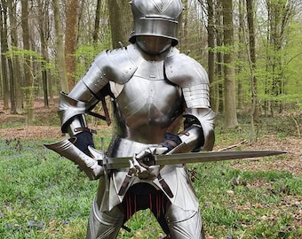 Armatura gotica a piastre del XV secolo – Tuta da cavaliere in acciaio scanalato, elmo a sallet