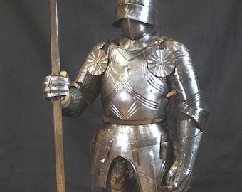 Armatura da cavaliere gotica tedesca realizzata a mano: armatura medievale completa in acciaio del XV secolo.