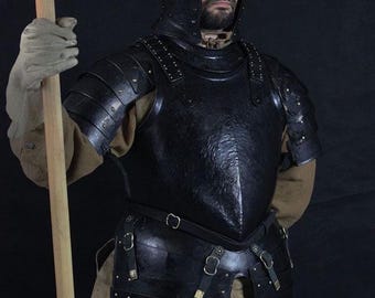 Corazza annerita artigianale del XVI secolo / Tuta da fanteria storica con elmo, ideale per cosplay e con borchie.