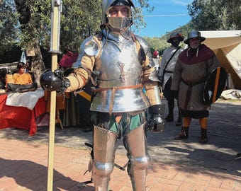 Armatura da cavaliere in acciaio lucidato fatta a mano con elmo / Esposizione di rievocazione medievale