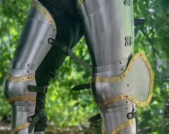 Set completo di armatura medievale per le gambe, schinieri gotici in acciaio, dettagli in ottone, costume per LARP SCA.