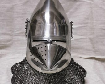 Elmo medievale a bacinetto con testa di maiale e teschio di cane, con cotta di maglia, ideale per SCA, LARP e cosplay.