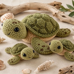 Peut inclure: Une grande tortue de mer crochetée avec une carapace vert olive texturée et un dessous beige clair, accompagnée de deux petites tortues de mer crochetées assorties. Chaque tortue présente des taches brun foncé sur les nageoires et de grands yeux noirs.