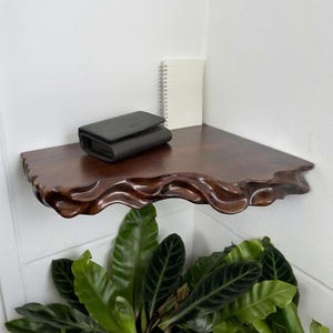 Walnoothouten hoekwandplank, uniek handgemaakt kunstwerk met natuurlijke, golvende randen, massief houten zwevende planken, decoratie.